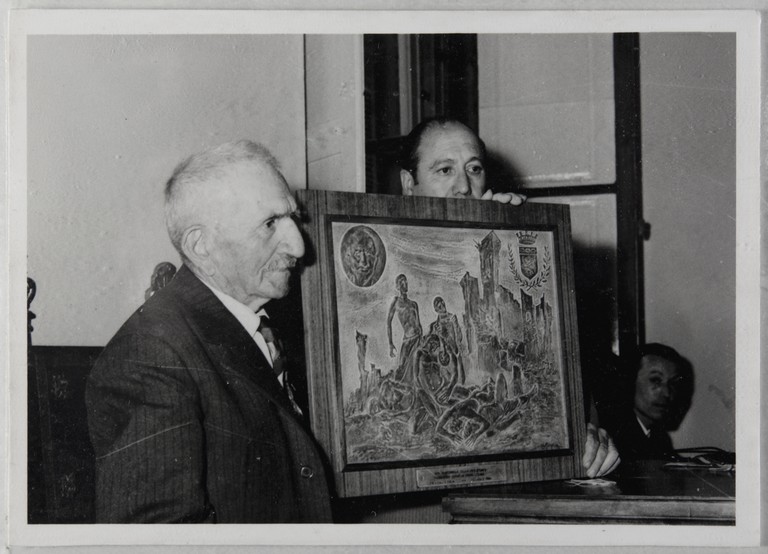 Poggibonsi, 18-19 luglio 1964, XX° anniversario della liberazione e conferimento ad Alcide Cervi della cittadinanza onoraria. Alcide Cervi riceve in dono dal sindaco Danilo Ghizzani un quadro a rilievo